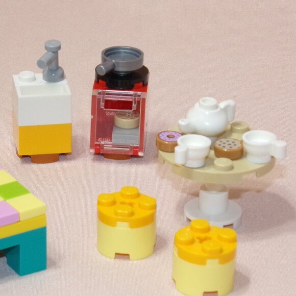 LEGO Animal Crossing Furniture Set -Bed Clock Table Chairs Sink Oven Stove 77049 - Picture 8 of 8